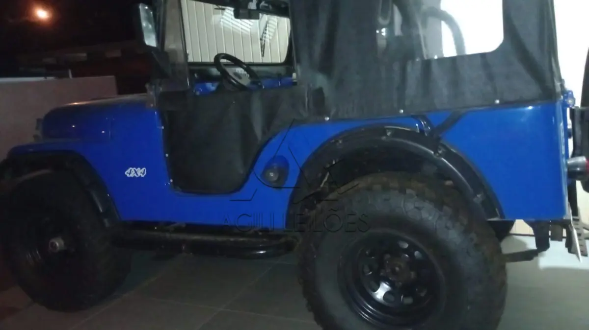 LOTE 000 - Jeep Willys 1958 4x4 e 4x4 reduzida com roda livre Motor de opala 4 cilindros  Caixa 5 marchas  Direção hidráulica  Freio a disco nas 4 rodas 4 pneus novos 315x70x16 Documentação em dia