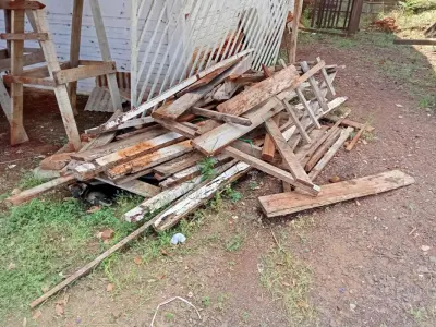 LOTE 030 - Madeira cepo 3m³ + madeira serrada 1m³. Avaliação R$ 50,00.