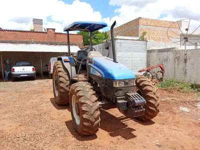 LOTE 005 - Trator New Holland TL95 4x4, Patrimônio 6208, Motor MWM Turbo, Ano 2012, 103CV, Chassi ZBCB86690. Avaliação R$ 80.000,00.