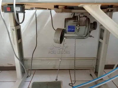 LOTE 010 - Máquina Overlok Lanmax LM-305HR, Motor LCTUSY MCL800MN nº JE3124625, Patrimônio 3851. Avaliação R$ 300,00.