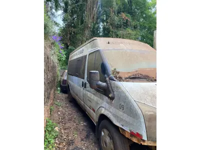 LOTE 001 - MICROÔNIBUS (VAN), Placas IVE0558, RENAVAM 00600389472, Patrimônio 6742, Marca/Modelo I/Ford Transit TCA MIC, Ano 2013/2013, Diesel, Potência 125CV, Chassi WFODXPTDFDTB68755, 3 portas. Avaliação R$ 5.000,00.