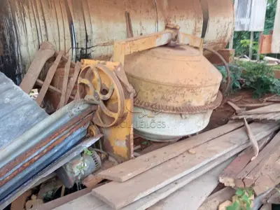 LOTE 023 - Betoneira 400L Maqtron, Motor Voges 2CV, Patrimônio 6185. Avaliação R$ 150,00.