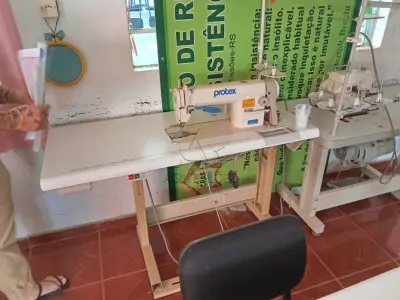 LOTE 020 - Máquina costura reta Protex TY8500, Motor LCTUSY DOL12H nº10050448, Patrimônio 3699. Avaliação R$ 300,00.