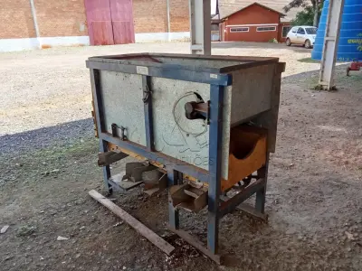 LOTE 027 - Classificador de sementes Ickert, 15 sacos/hora. Avaliação R$ 250,00.