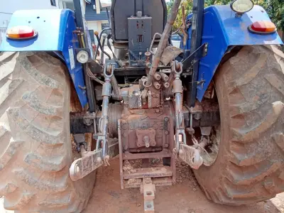 LOTE 005 - Trator New Holland TL95 4x4, Patrimônio 6208, Motor MWM Turbo, Ano 2012, 103CV, Chassi ZBCB86690. Avaliação R$ 80.000,00.