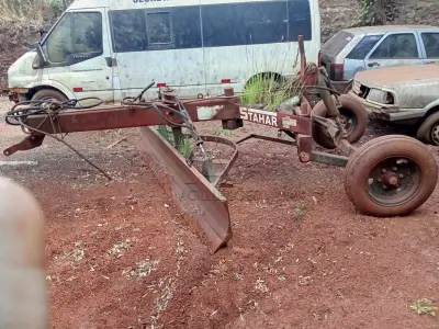 LOTE 008 - Plaina niveladora Stahar PAT3000, ano 2012, 4,40m x 3m, 700kg, Patrimônio 6197. Avaliação R$ 1.000,00.