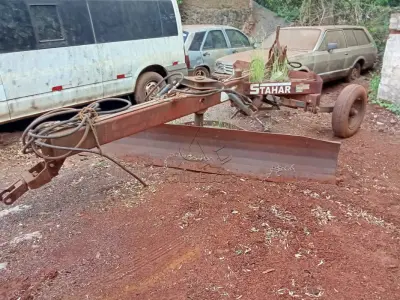 LOTE 008 - Plaina niveladora Stahar PAT3000, ano 2012, 4,40m x 3m, 700kg, Patrimônio 6197. Avaliação R$ 1.000,00.