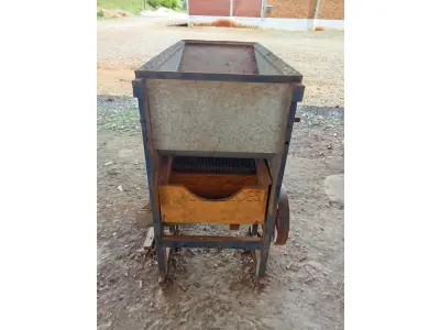 LOTE 027 - Classificador de sementes Ickert, 15 sacos/hora. Avaliação R$ 250,00.