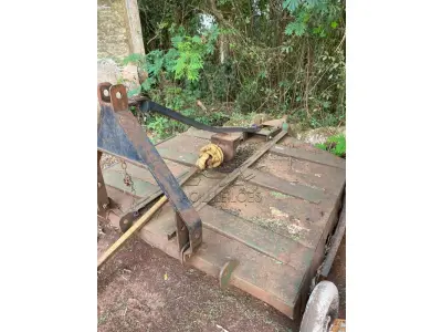 LOTE 024 - Sucata de roçadeira. Avaliação R$ 250,00.