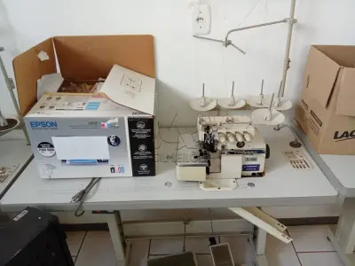 LOTE 012 - Máquina Overlok Lanmax LM-305HR, Motor JE1246639, Patrimônio 3854. Avaliação R$ 300,00.
