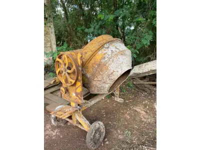 LOTE 009 - Betoneira M-400, sem motor, patrimônio não encontrado. Avaliação R$ 150,00.