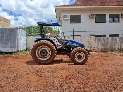 LOTE 005 - Trator New Holland TL95 4x4, Patrimônio 6208, Motor MWM Turbo, Ano 2012, 103CV, Chassi ZBCB86690. Avaliação R$ 80.000,00.