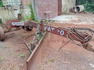 LOTE 008 - Plaina niveladora Stahar PAT3000, ano 2012, 4,40m x 3m, 700kg, Patrimônio 6197. Avaliação R$ 1.000,00.