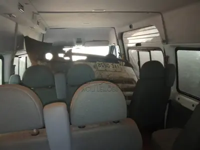 LOTE 001 - MICROÔNIBUS (VAN), Placas IVE0558, RENAVAM 00600389472, Patrimônio 6742, Marca/Modelo I/Ford Transit TCA MIC, Ano 2013/2013, Diesel, Potência 125CV, Chassi WFODXPTDFDTB68755, 3 portas. Avaliação R$ 5.000,00.