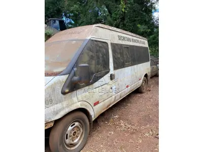 LOTE 001 - MICROÔNIBUS (VAN), Placas IVE0558, RENAVAM 00600389472, Patrimônio 6742, Marca/Modelo I/Ford Transit TCA MIC, Ano 2013/2013, Diesel, Potência 125CV, Chassi WFODXPTDFDTB68755, 3 portas. Avaliação R$ 5.000,00.