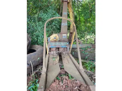 LOTE 022 - Sucata de ensiladeira marca Pinheiro. Avaliação R$ 250,00.