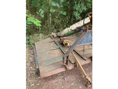 LOTE 024 - Sucata de roçadeira. Avaliação R$ 250,00.