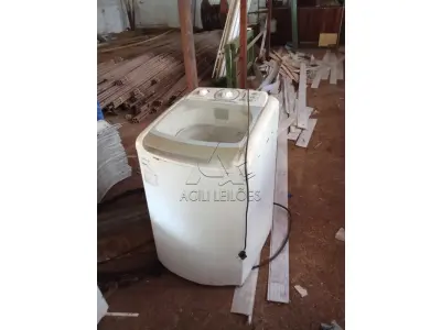 LOTE 025 - Lava-roupas Electrolux 8kg, Patrimônio 6222, péssimo estado. Avaliação R$ 50,00.