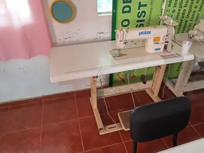 LOTE 020 - Máquina costura reta Protex TY8500, Motor LCTUSY DOL12H nº10050448, Patrimônio 3699. Avaliação R$ 300,00.