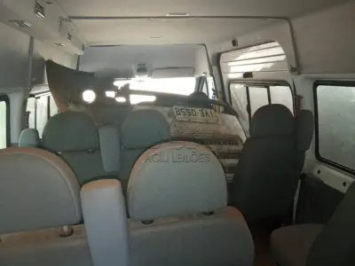 LOTE 001 - MICROÔNIBUS (VAN), Placas IVE0558, RENAVAM 00600389472, Patrimônio 6742, Marca/Modelo I/Ford Transit TCA MIC, Ano 2013/2013, Diesel, Potência 125CV, Chassi WFODXPTDFDTB68755, 3 portas. Avaliação R$ 5.000,00.
