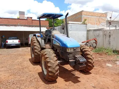 LOTE 005 - Trator New Holland TL95 4x4, Patrimônio 6208, Motor MWM Turbo, Ano 2012, 103CV, Chassi ZBCB86690. Avaliação R$ 80.000,00.