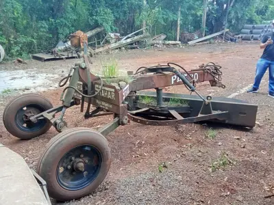 LOTE 008 - Plaina niveladora Stahar PAT3000, ano 2012, 4,40m x 3m, 700kg, Patrimônio 6197. Avaliação R$ 1.000,00.