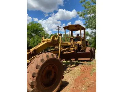LOTE 002 - Motoniveladora Caterpillar 120B, Motor Caterpillar 3306 nº 60700463, Ano 197?. Avaliação R$ 30.000,00.