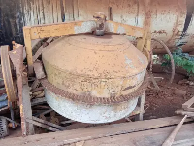 LOTE 023 - Betoneira 400L Maqtron, Motor Voges 2CV, Patrimônio 6185. Avaliação R$ 150,00.