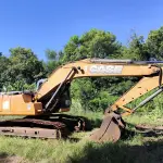 ESCAVADEIRA MODELO CX220B ANO 2013, HORA DE TRABALHO 5.876