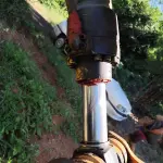 ESCAVADEIRA MODELO CX220B ANO 2013, HORA DE TRABALHO 5.876