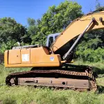 ESCAVADEIRA MODELO CX220B ANO 2013, HORA DE TRABALHO 5.876