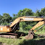 ESCAVADEIRA MODELO CX220B ANO 2013, HORA DE TRABALHO 5.876